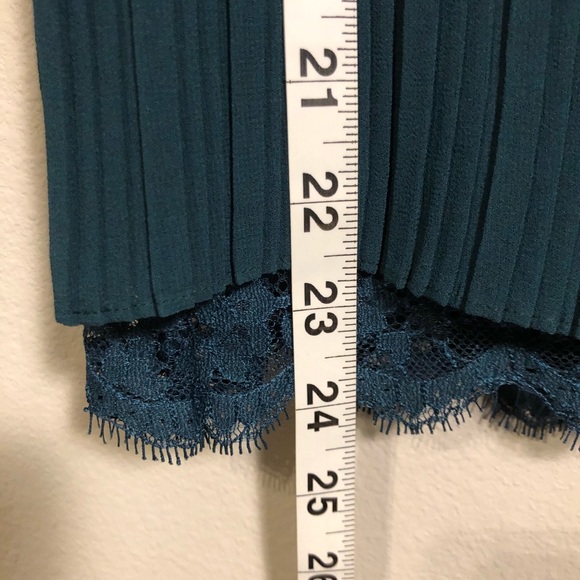 White House Black Market Pleated Emerald Green Lace Cami - Size S - Picture 4 of 5